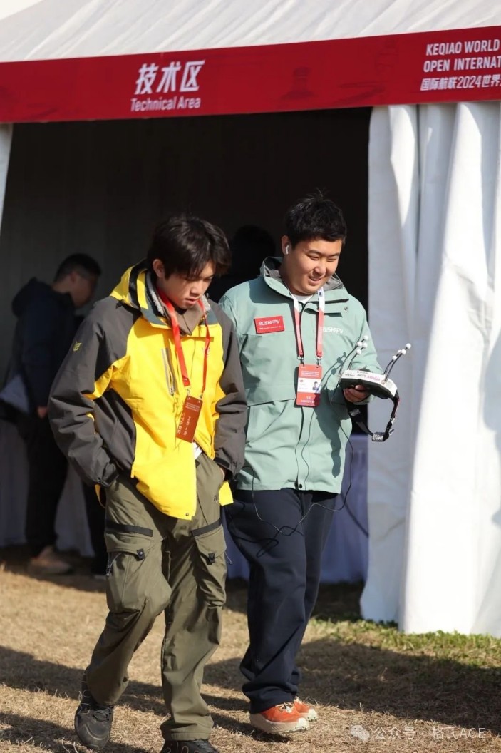 左云飛屹、右李冠辰